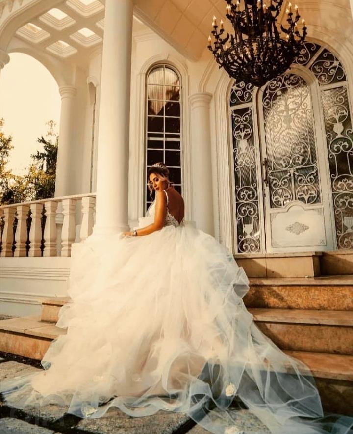 مزون عروس هایال, فروش و پخش عمده لباس های ژورنالی عروس و نامزدی در تهران