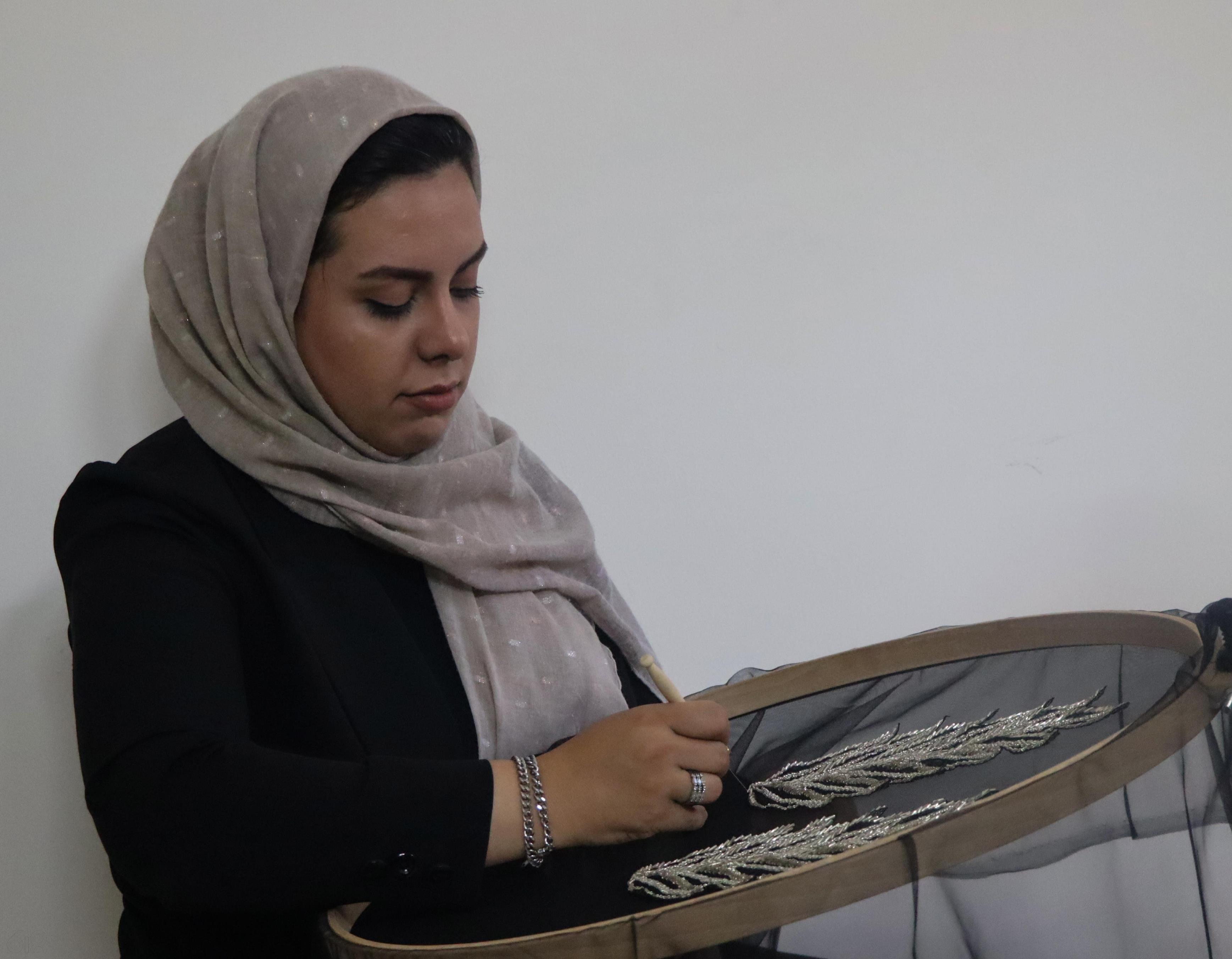 استودیو هنری بنداری، آموزش دیزاین لباس و پارچه سازی با سوزن تمبور (جواهردوزی/گلدوزی) در مشهد، تمبوردوزی، تنبوردوزی، جواهردوزی